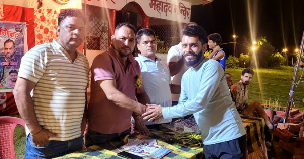 बिंदुखत्ता नाइट टूर्नामेंट में अतिथि एडवोकेट जितेंद्र बिष्ट को बालम सिंह द्वारा बैच पहनाते हुए, साथ में विनोद चौहान