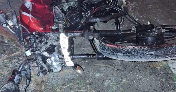 हल्दूचौड़ में सड़क दुर्घटना के बाद क्षतिग्रस्त बाइक की तस्वीर, हादसे में व्यापारी की मौत।