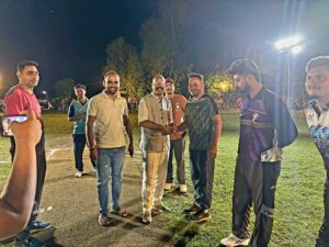 "वरिष्ठ भाजपा नेता दिनेश खुल्बे बिंदुखत्ता नाइट टूर्नामेंट में खिलाड़ियों से परिचय लेते हुए"