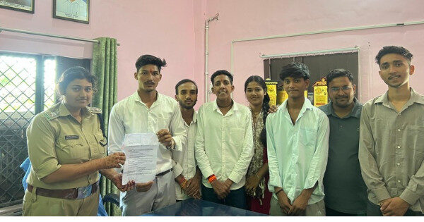 हल्दूचौड़ लाल बहादुर शास्त्री कॉलेज के छात्रसंघ प्रतिनिधि सर्किल ऑफिसर लालकुआं को ज्ञापन सौंपते हुए।