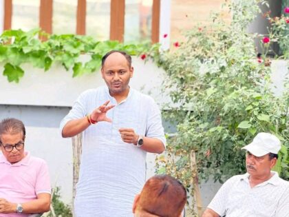  भाजपा युवा नेता दीपेन्द्र कोश्यारी को प्रदेश महामंत्री बनने पर बधाई देते कार्यकर्ता