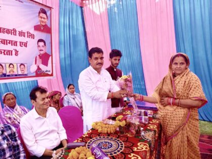 नैनीताल आँचल दुग्ध उत्पादक सहकारी संघ लिमिटेड के अध्यक्ष मुकेश बोरा बोनस वितरण समारोह में महिला दुग्ध उत्पादक को पुष्पगुच्छ भेंट करते हुए। मंच पर अन्य अधिकारी एवं ग्रामीण प्रतिनिधि मौजूद हैं।