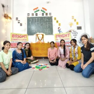ब्राइट कॉमर्स संस्थान, हल्दुचौड़ में छात्रों द्वारा दीयों और रंगोली से सजा परिसर।