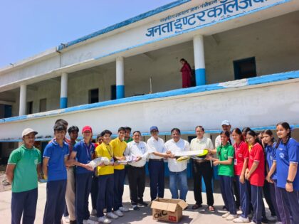 बिंदुखत्ता के जनता इंटर कॉलेज में सांसद अजय भट्ट के प्रतिनिधि लक्ष्मण खाती द्वारा विद्यार्थियों को वॉलीबॉल, फुटबॉल और अन्य खेल सामग्री वितरित करते हुए